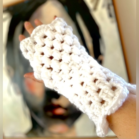 CROCHETED EAR WARMER AND MATCHING FINGERLESS GLOVES SET - Picture 10 of 10